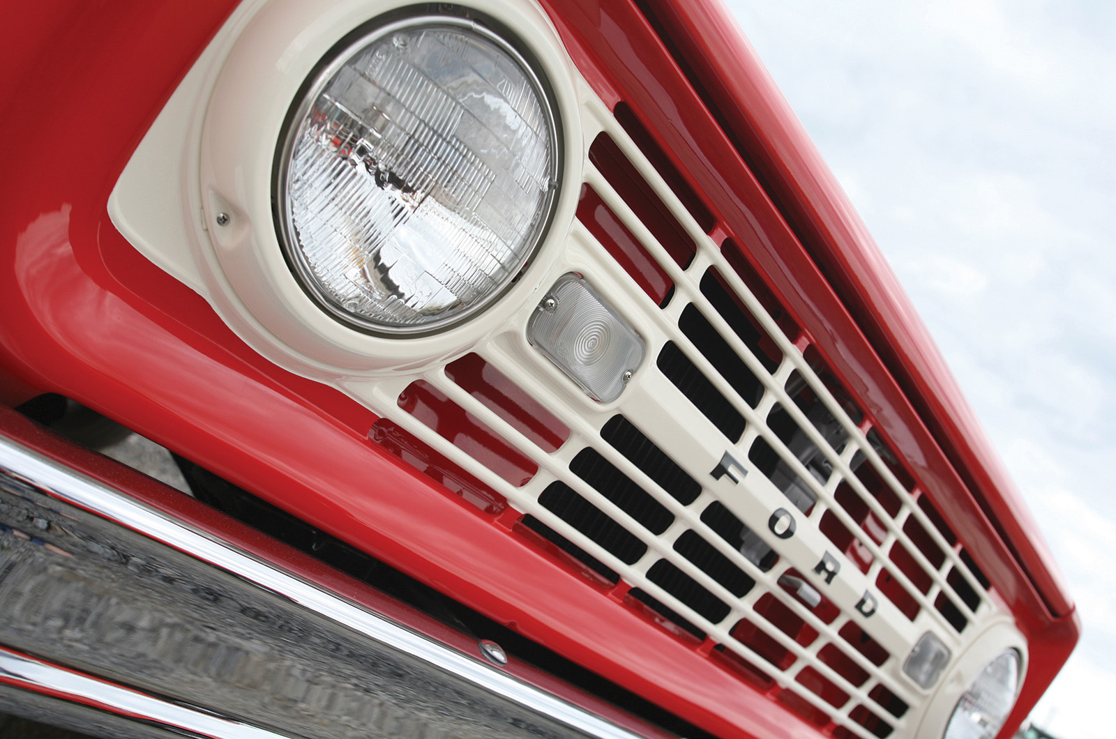 Classic & Sports Car – Ford Bronco family: wild horses