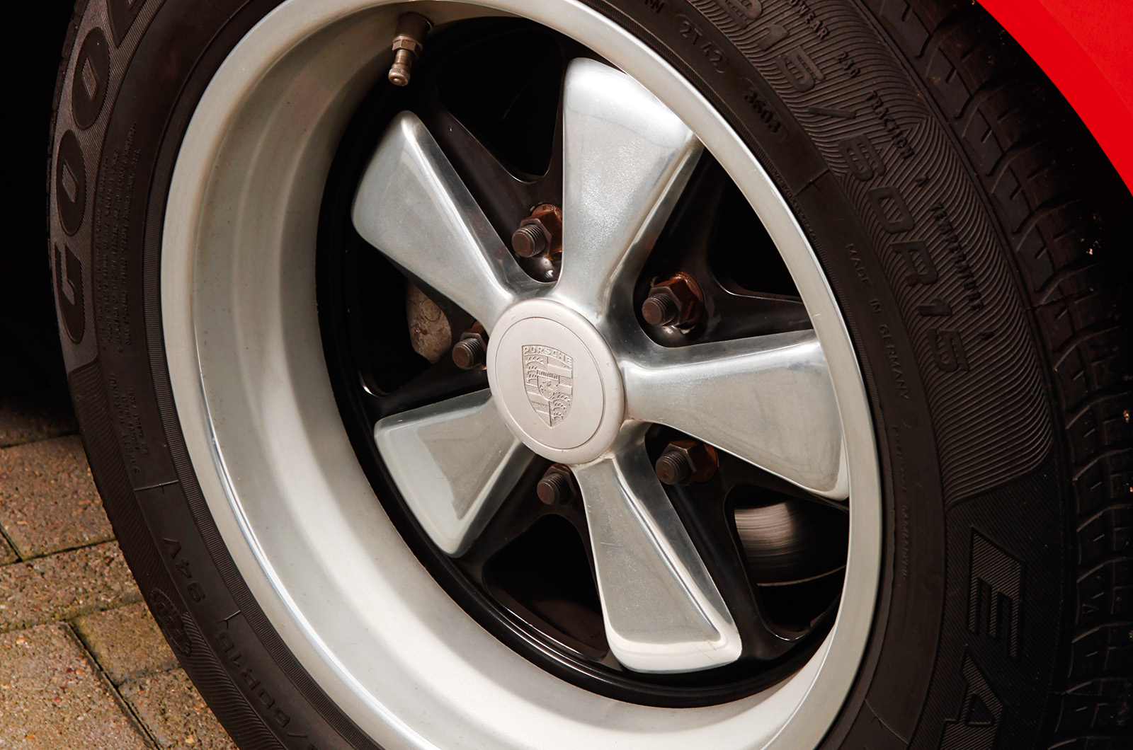 Classic & Sports Car – Porsche 911 Carrera RS 2.7 vs 930 turbo vs 959: extreme sports