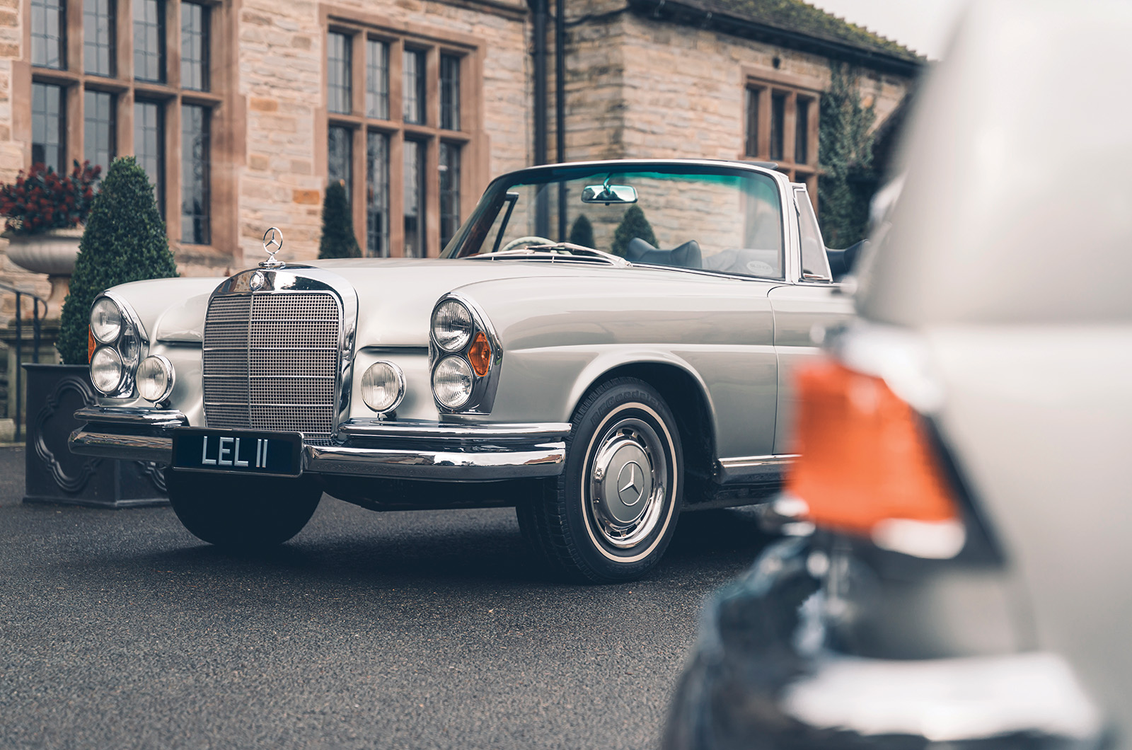 Classic & Sports Car – Mercedes-Benz 220SEb Cabriolet vs 280SE 3.5 Cabriolet: half-price glamour