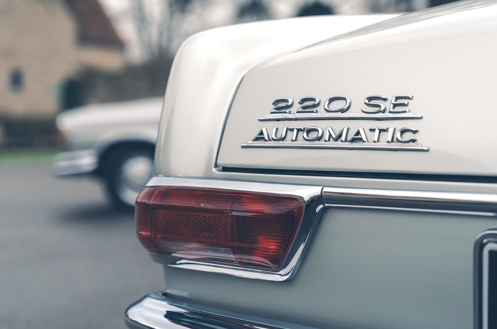 Classic & Sports Car – Mercedes-Benz 220SEb Cabriolet vs 280SE 3.5 Cabriolet: half-price glamour