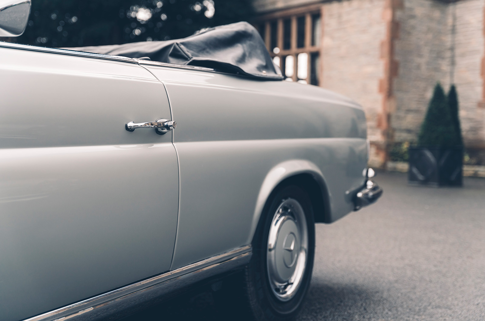 Classic & Sports Car – Mercedes-Benz 220SEb Cabriolet vs 280SE 3.5 Cabriolet: half-price glamour