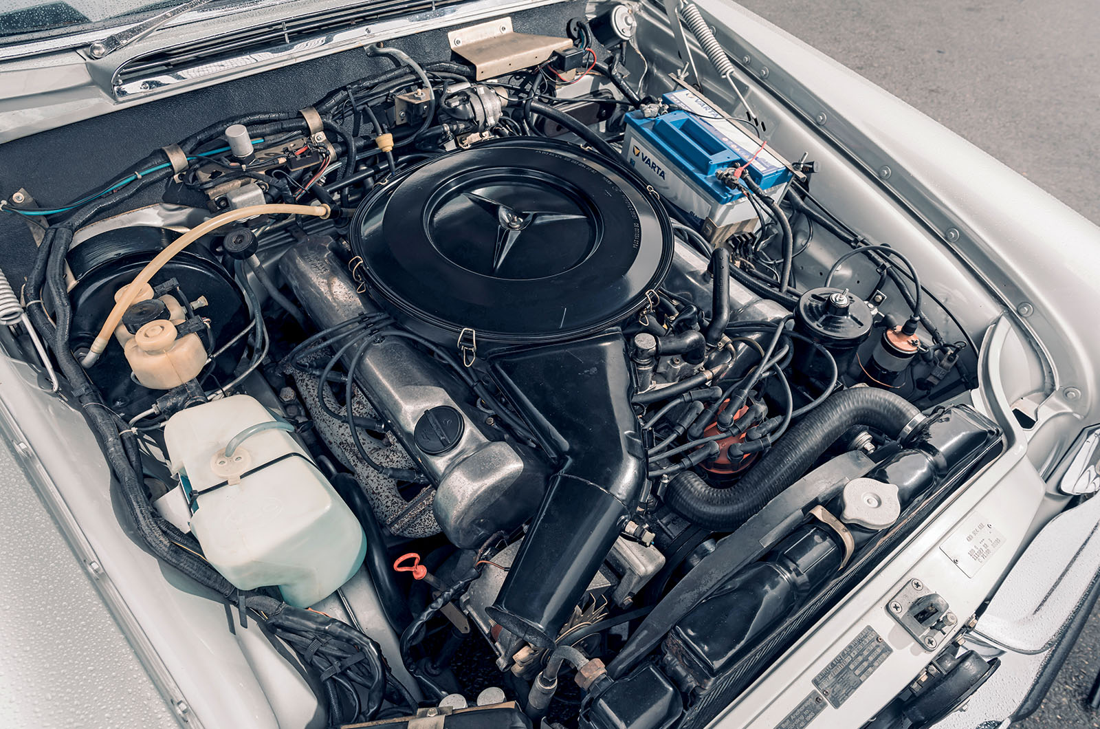 Classic & Sports Car – Mercedes-Benz 220SEb Cabriolet vs 280SE 3.5 Cabriolet: half-price glamour