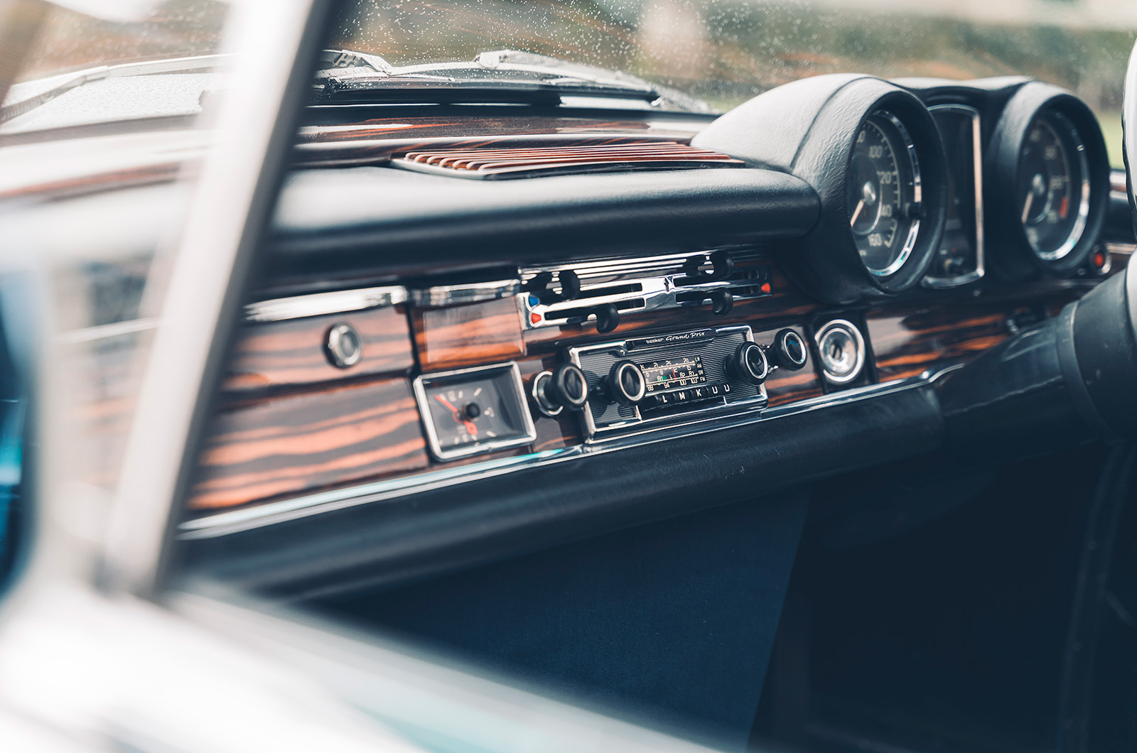 Classic & Sports Car – Mercedes-Benz 220SEb Cabriolet vs 280SE 3.5 Cabriolet: half-price glamour