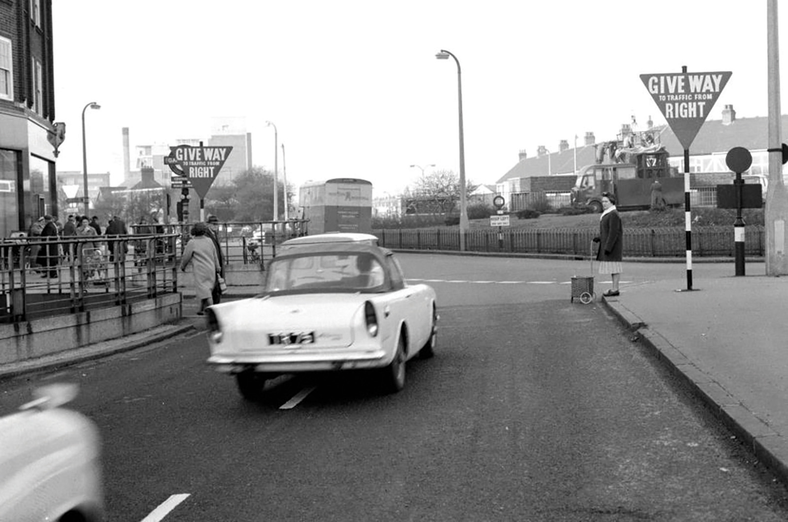 Classic & Sports Car – Self-driving Citroën DS: Britain’s 1960s pioneer