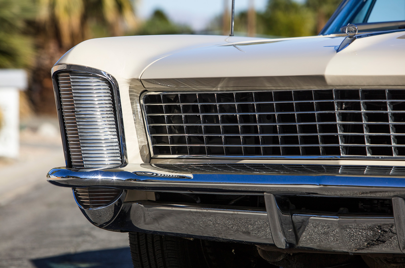 Classic & Sports Car – Buick Riviera vs Mercedes-Benz 250SE Coupé: cut to shape