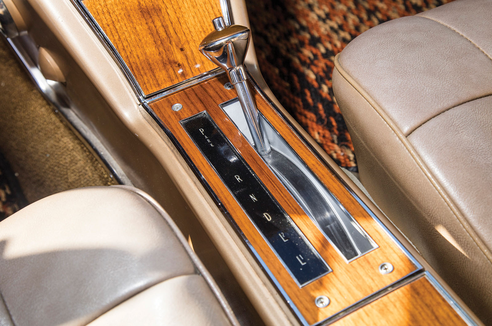 Classic & Sports Car – Buick Riviera vs Mercedes-Benz 250SE Coupé: cut to shape