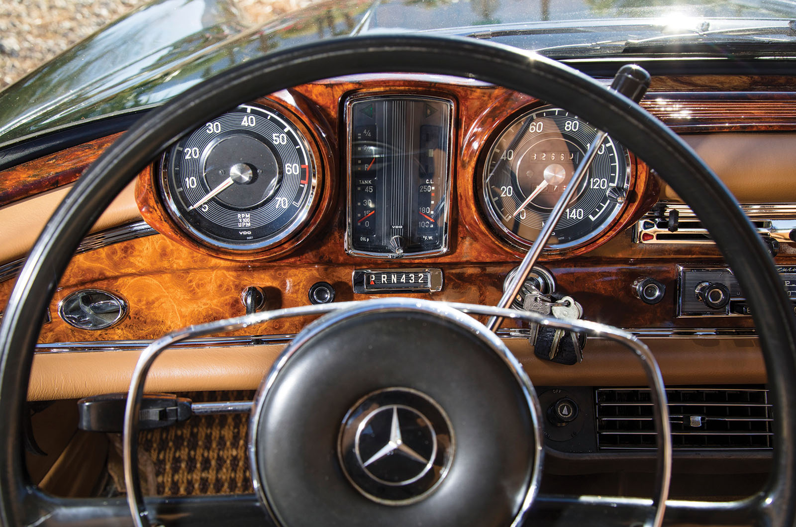 Classic & Sports Car – Buick Riviera vs Mercedes-Benz 250SE Coupé: cut to shape