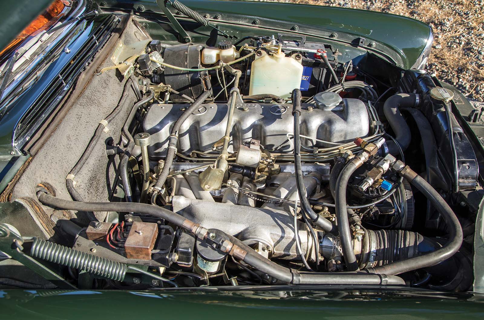 Classic & Sports Car – Buick Riviera vs Mercedes-Benz 250SE Coupé: cut to shape