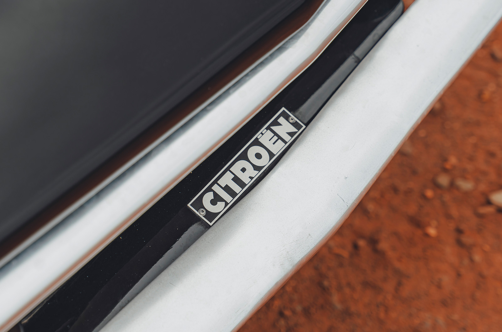 Classic & Sports Car – Jaguar 2.4 vs Citroën ID19: a stroke of genius