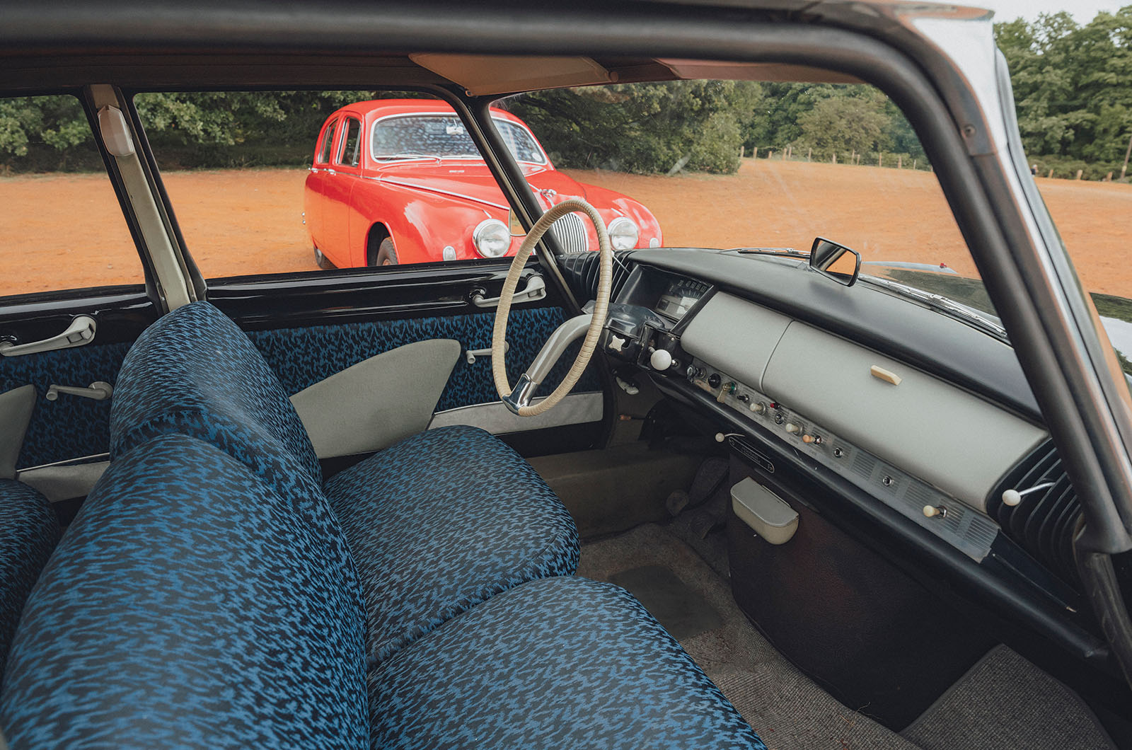 Classic & Sports Car – Jaguar 2.4 vs Citroën ID19: a stroke of genius