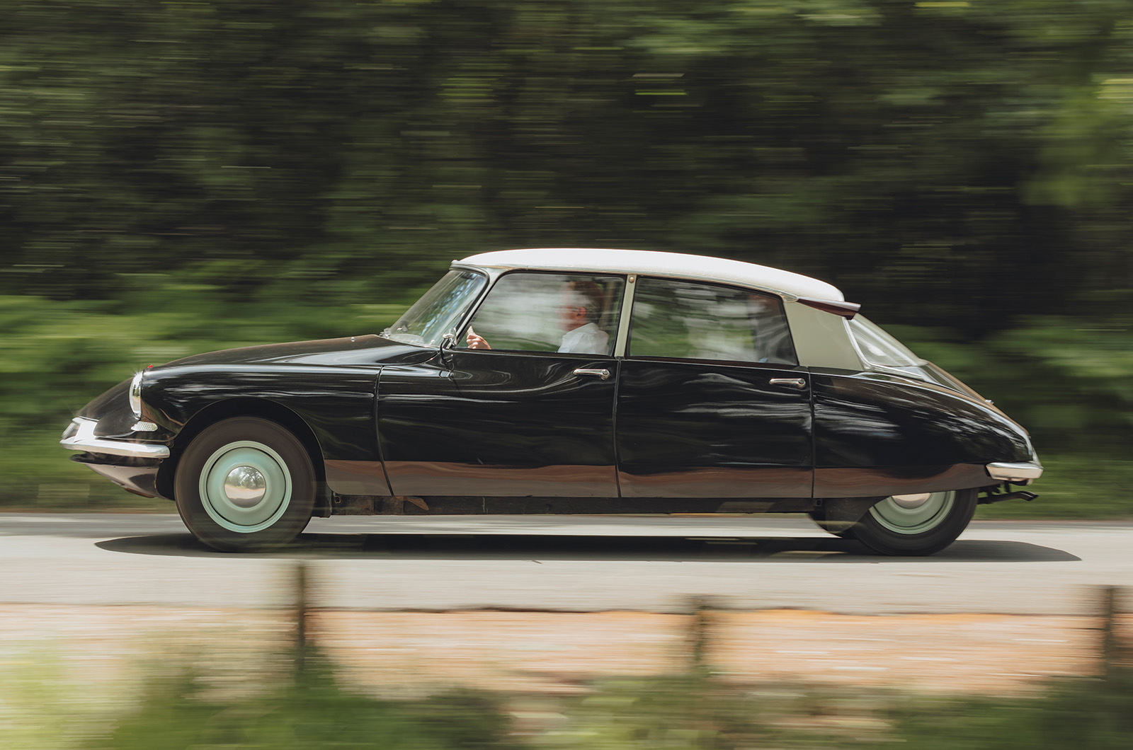 Classic & Sports Car – Jaguar 2.4 vs Citroën ID19: a stroke of genius