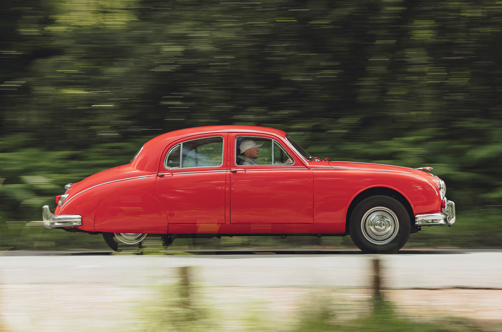 Classic & Sports Car – Jaguar 2.4 vs Citroën ID19: a stroke of genius