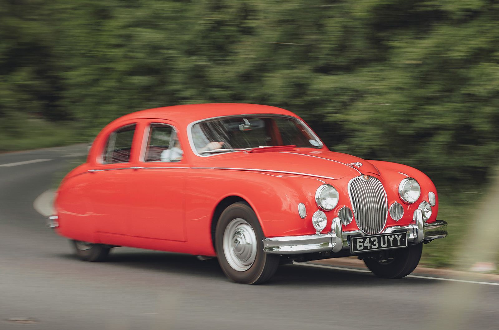 Classic & Sports Car – Jaguar 2.4 vs Citroën ID19: a stroke of genius