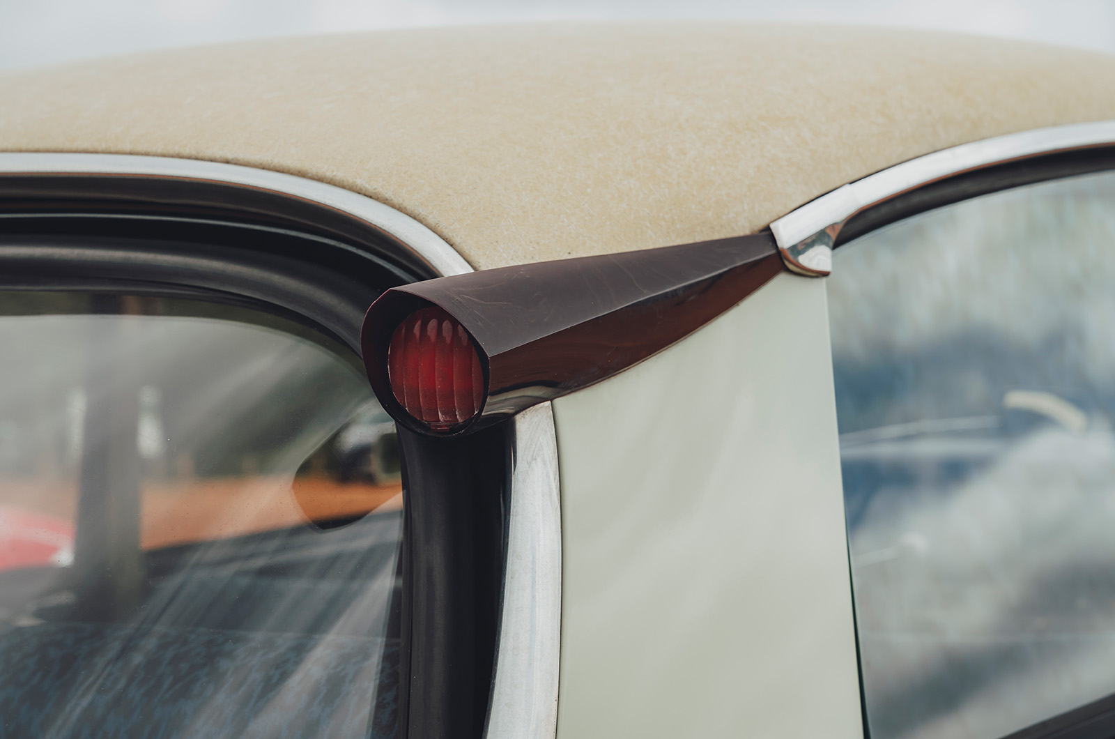 Classic & Sports Car – Jaguar 2.4 vs Citroën ID19: a stroke of genius