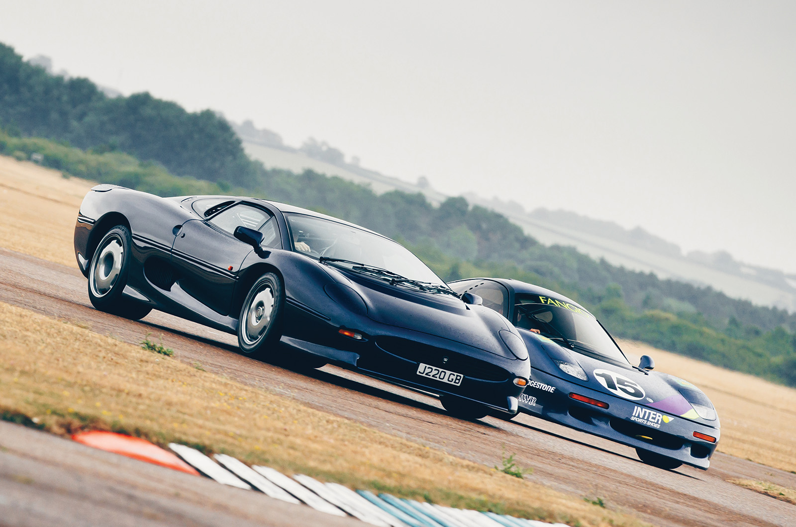 Classic & Sports Car – Jaguar XJ220 vs JaguarSport XJR-15: thunder cats