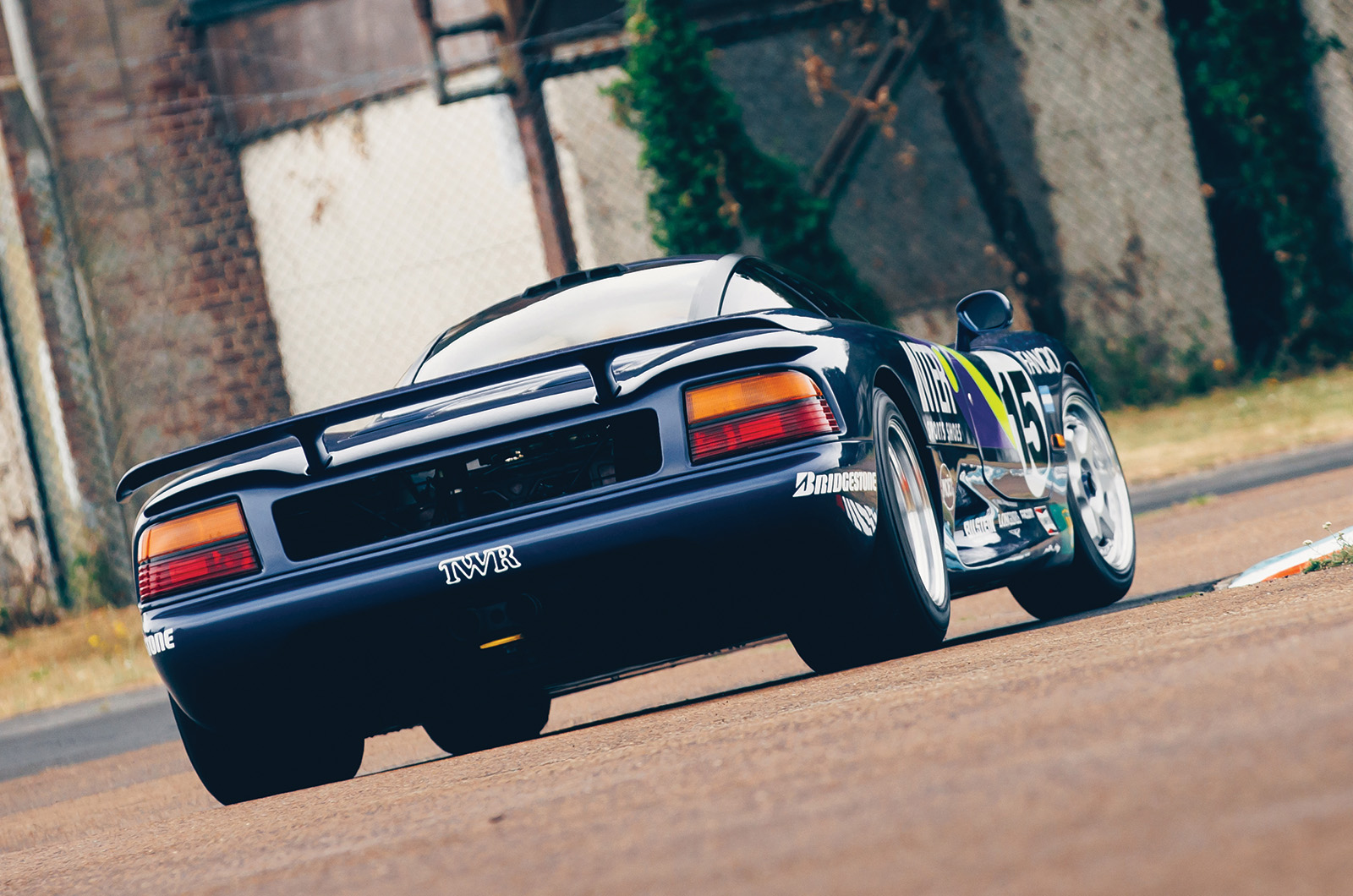 Classic & Sports Car – Jaguar XJ220 vs JaguarSport XJR-15: thunder cats