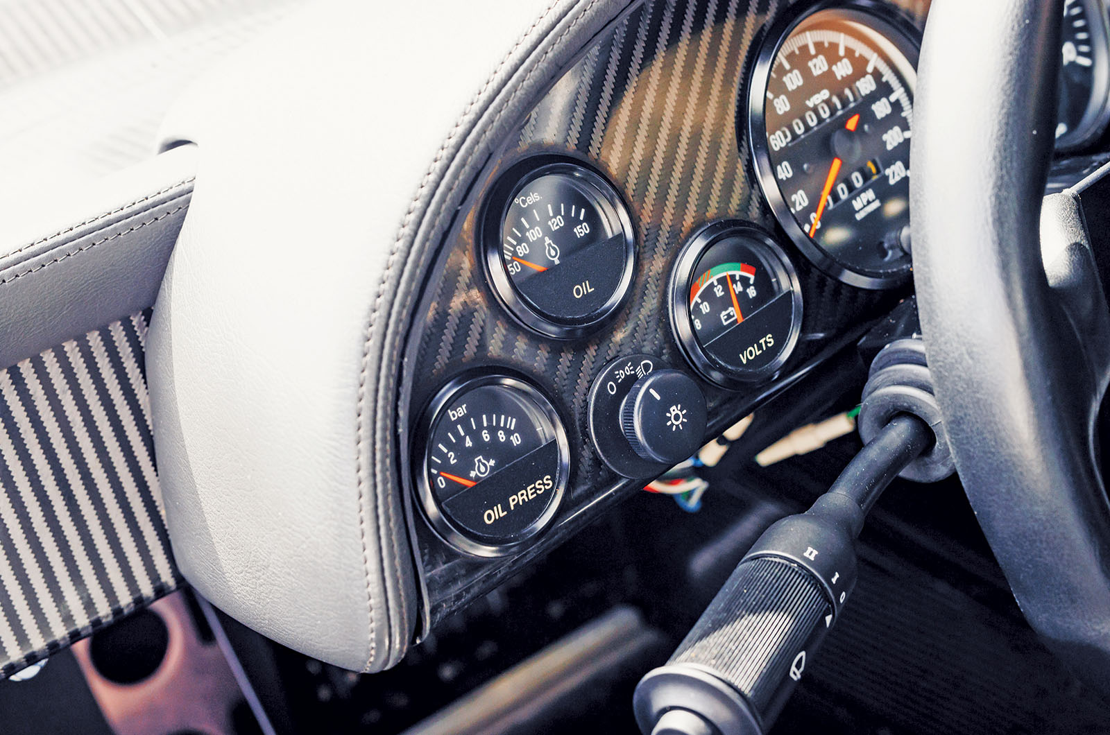 Classic & Sports Car – Jaguar XJ220 vs JaguarSport XJR-15: thunder cats