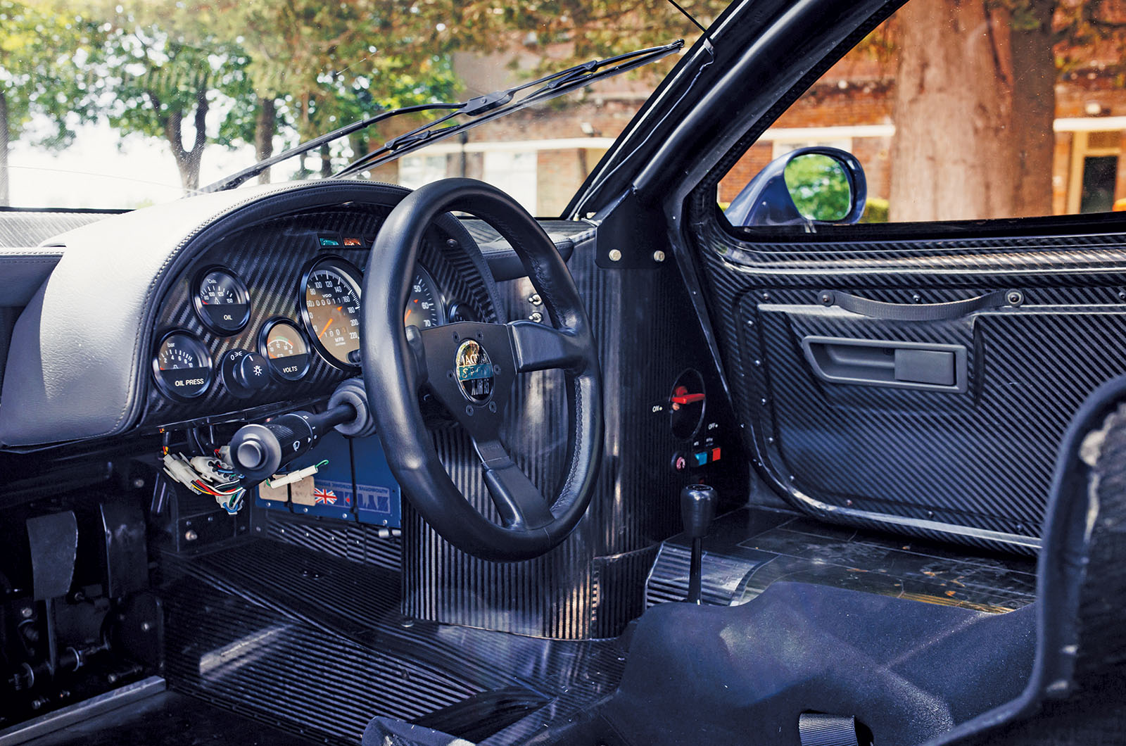 Classic & Sports Car – Jaguar XJ220 vs JaguarSport XJR-15: thunder cats