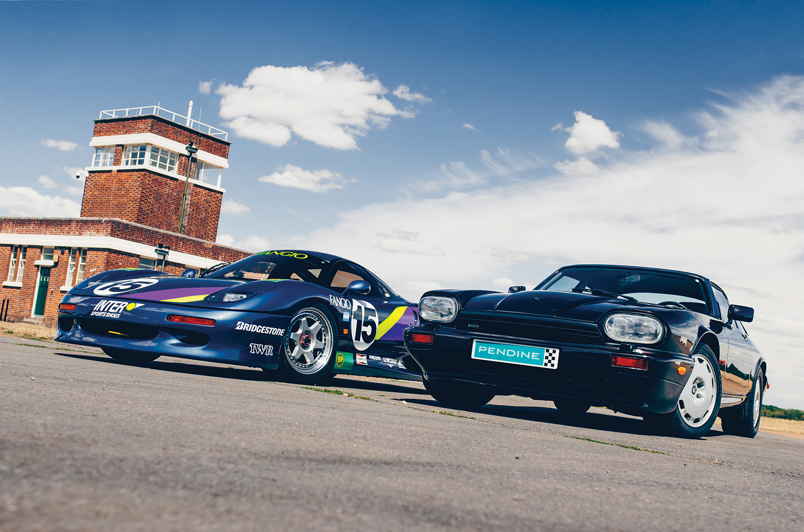 Classic & Sports Car – Jaguar XJ220 vs JaguarSport XJR-15: thunder cats
