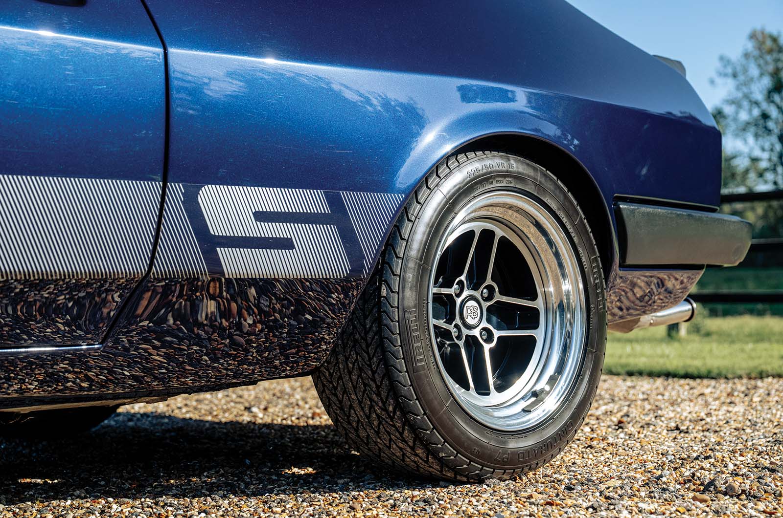 Classic & Sports Car – Aston Martin V8 Vantage X-Pack and Ford Capri 3.0S X-Pack: David vs Goliath