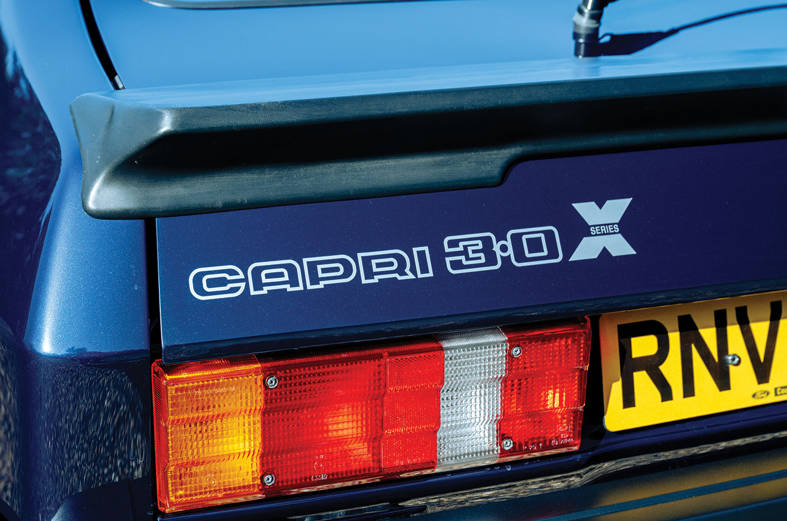 Classic & Sports Car – Aston Martin V8 Vantage X-Pack and Ford Capri 3.0S X-Pack: David vs Goliath