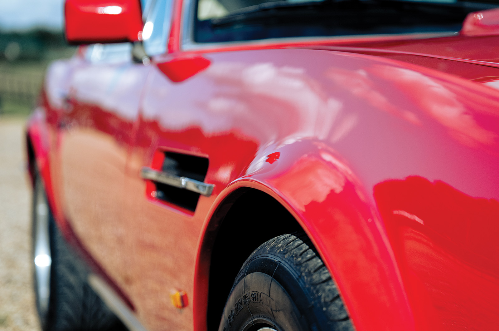 Classic & Sports Car – Aston Martin V8 Vantage X-Pack and Ford Capri 3.0S X-Pack: David vs Goliath