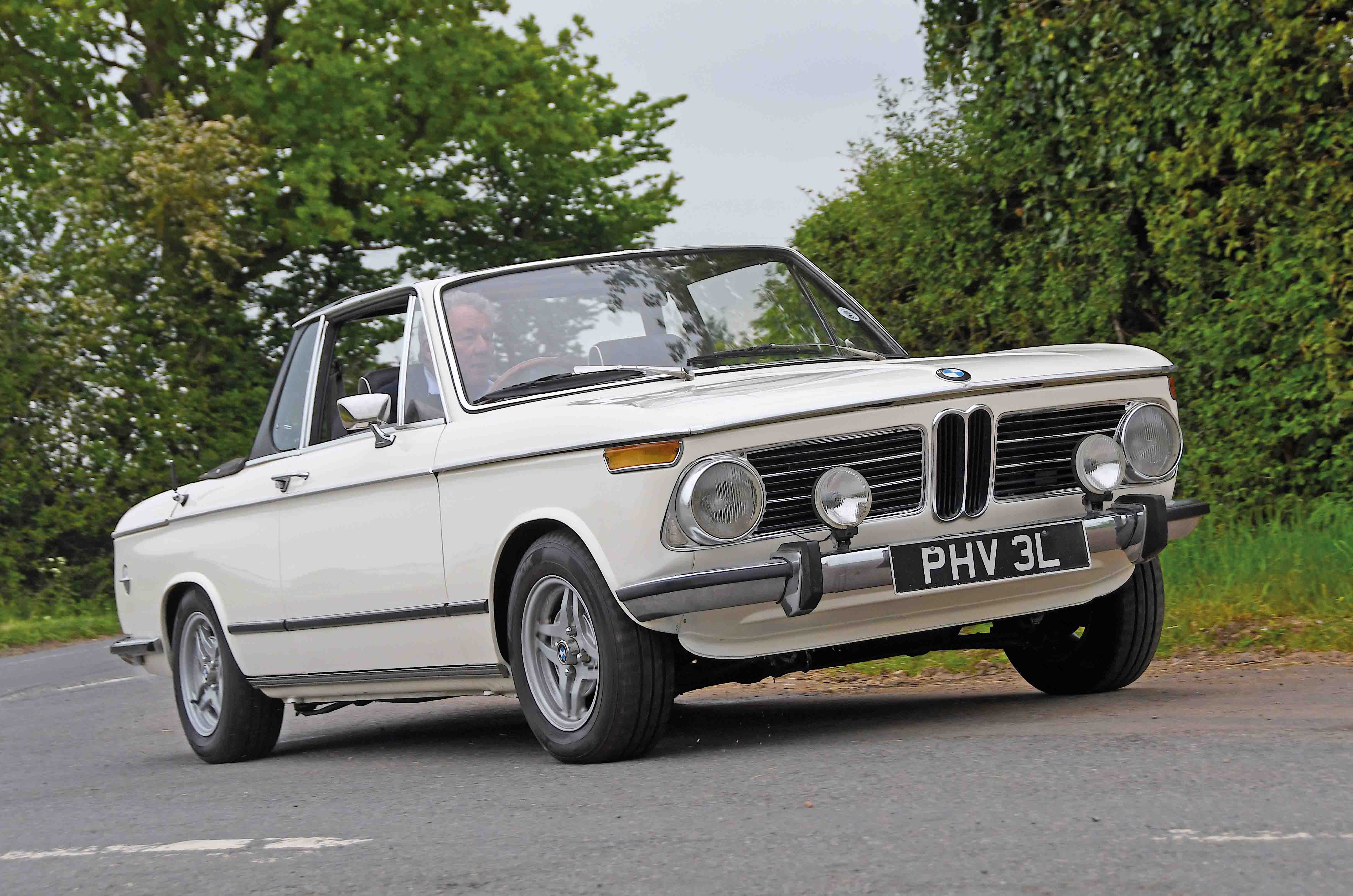 Classic & Sports Car – Triumph Stag vs BMW 2002 Cabriolet: open for the family