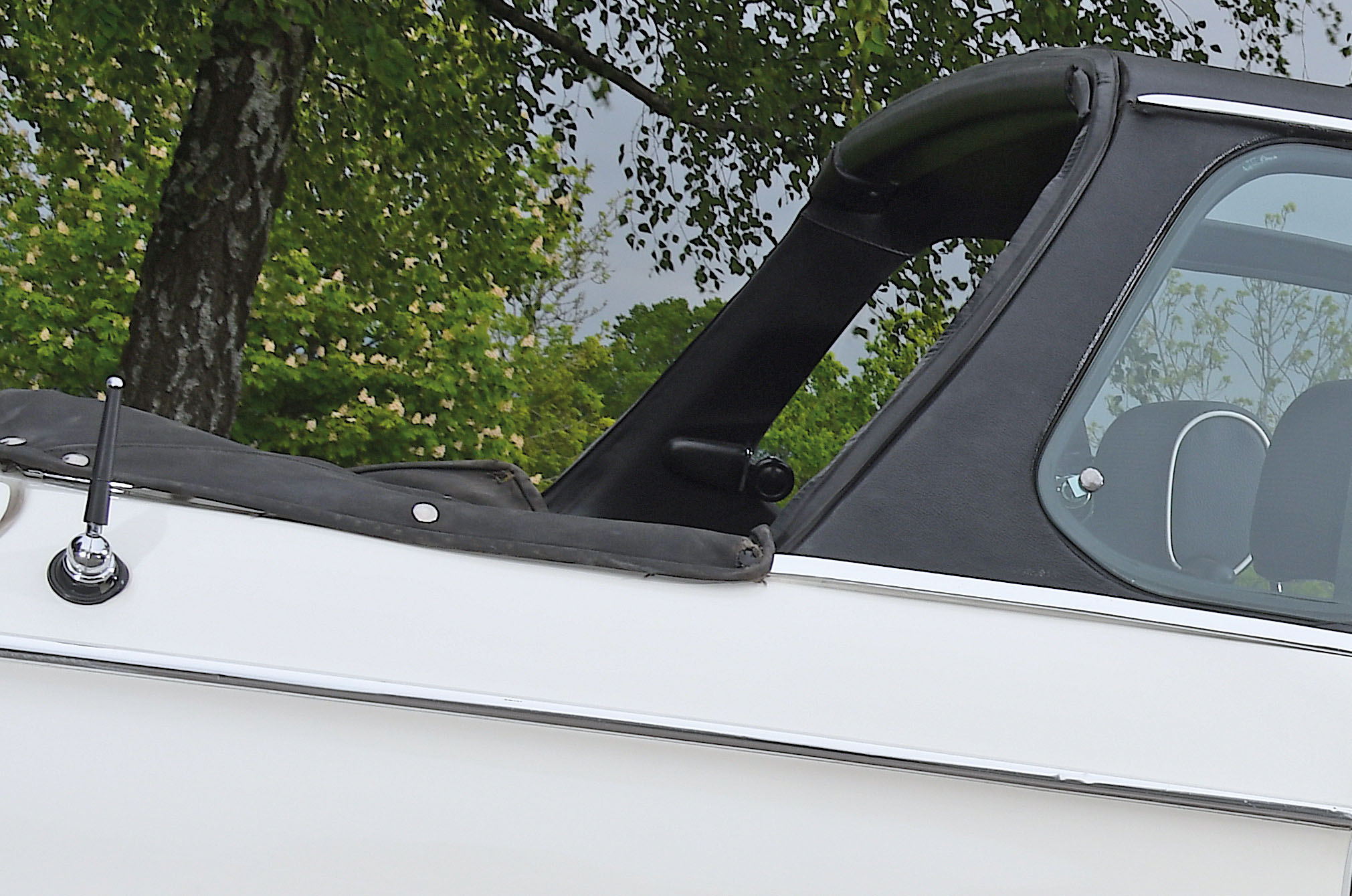 Classic & Sports Car – Triumph Stag vs BMW 2002 Cabriolet: open for the family