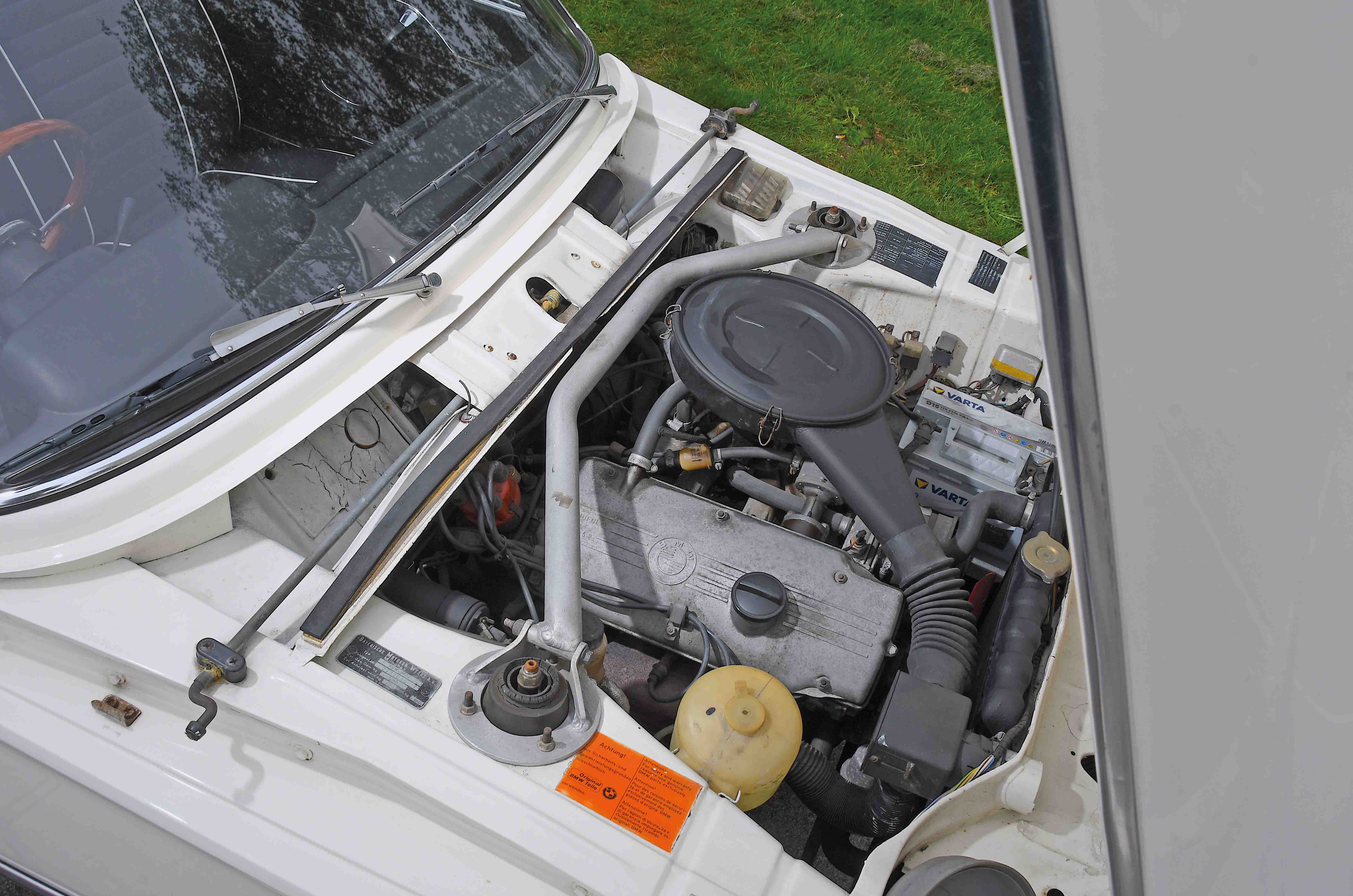 Classic & Sports Car – Triumph Stag vs BMW 2002 Cabriolet: open for the family