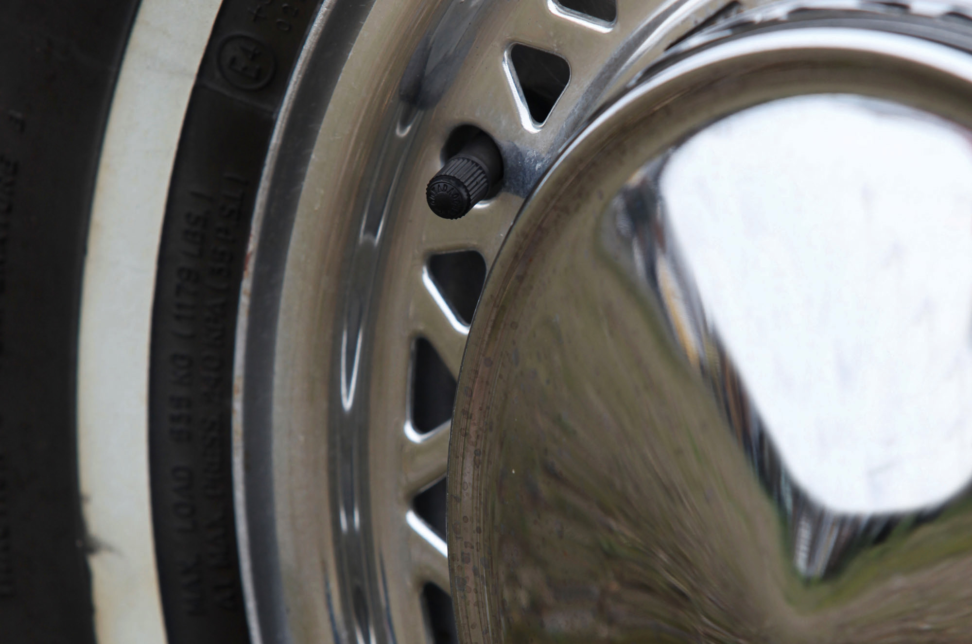Classic & Sports Car – Jaguar Mk2 2.4 vs Ford Zodiac MkIII: a taste of 1960s espionage