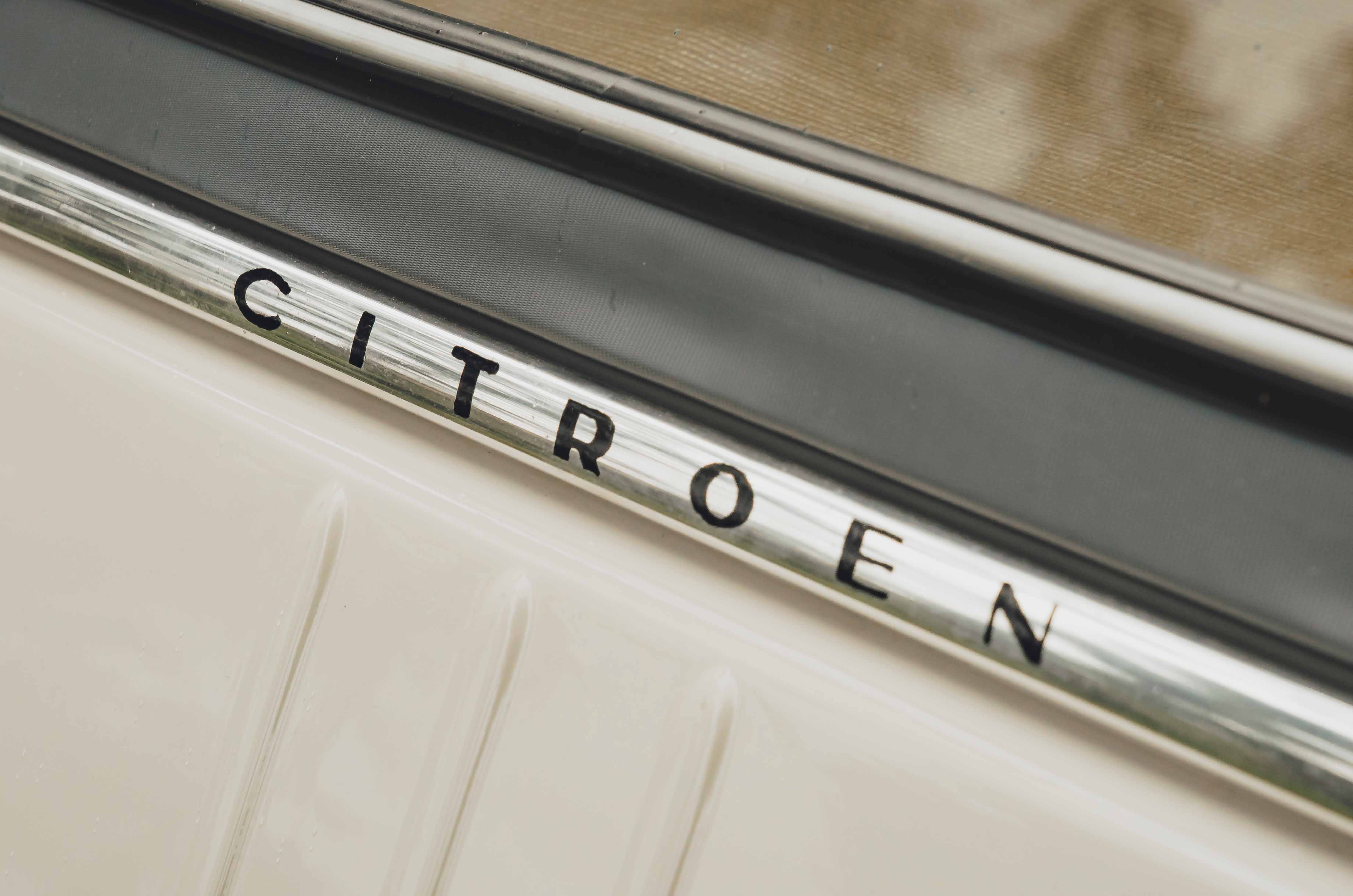 Classic & Sports Car – Citroën 2CV Sahara 4x4: mountain goat