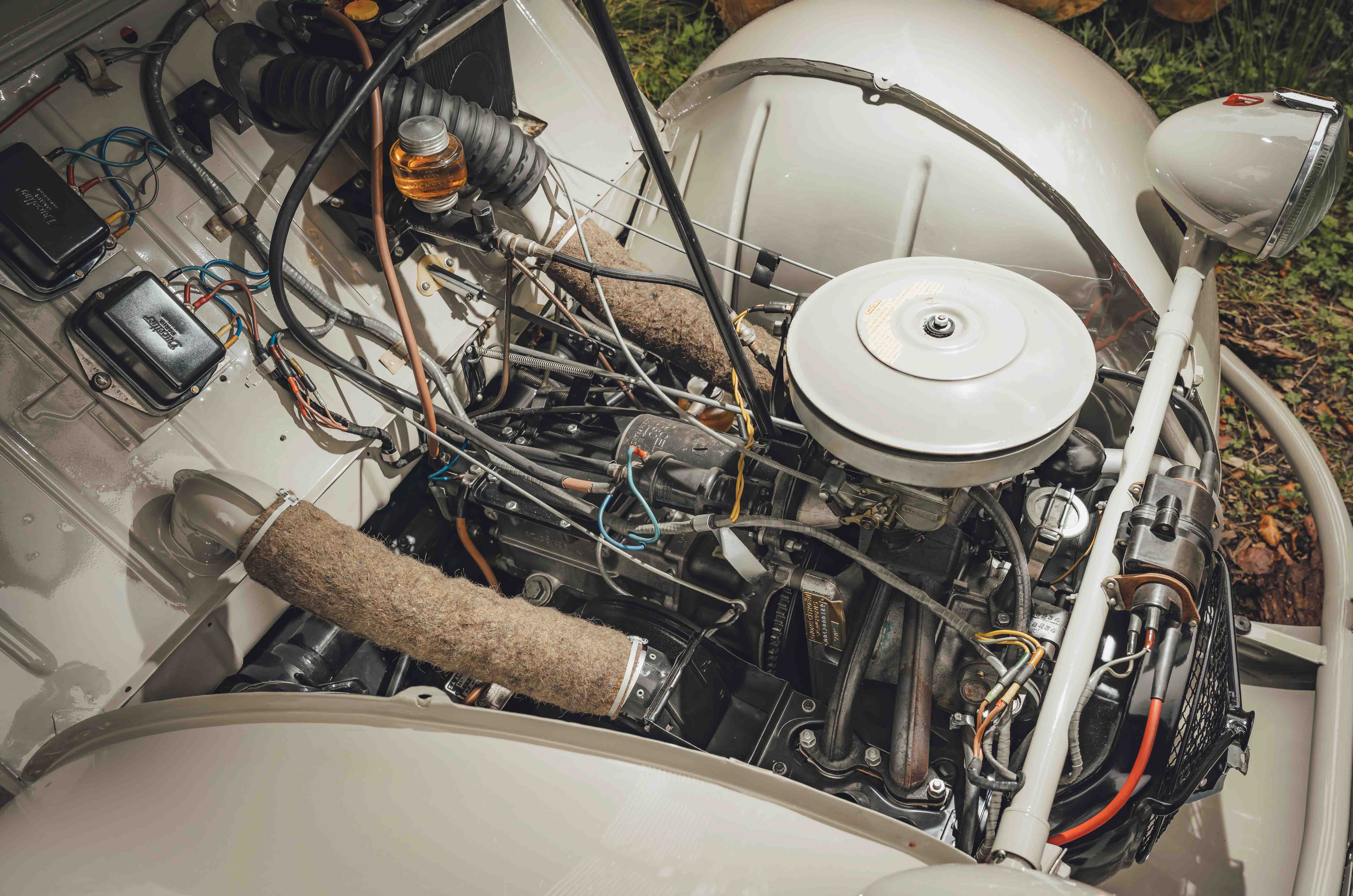 Classic & Sports Car – Citroën 2CV Sahara 4x4: mountain goat