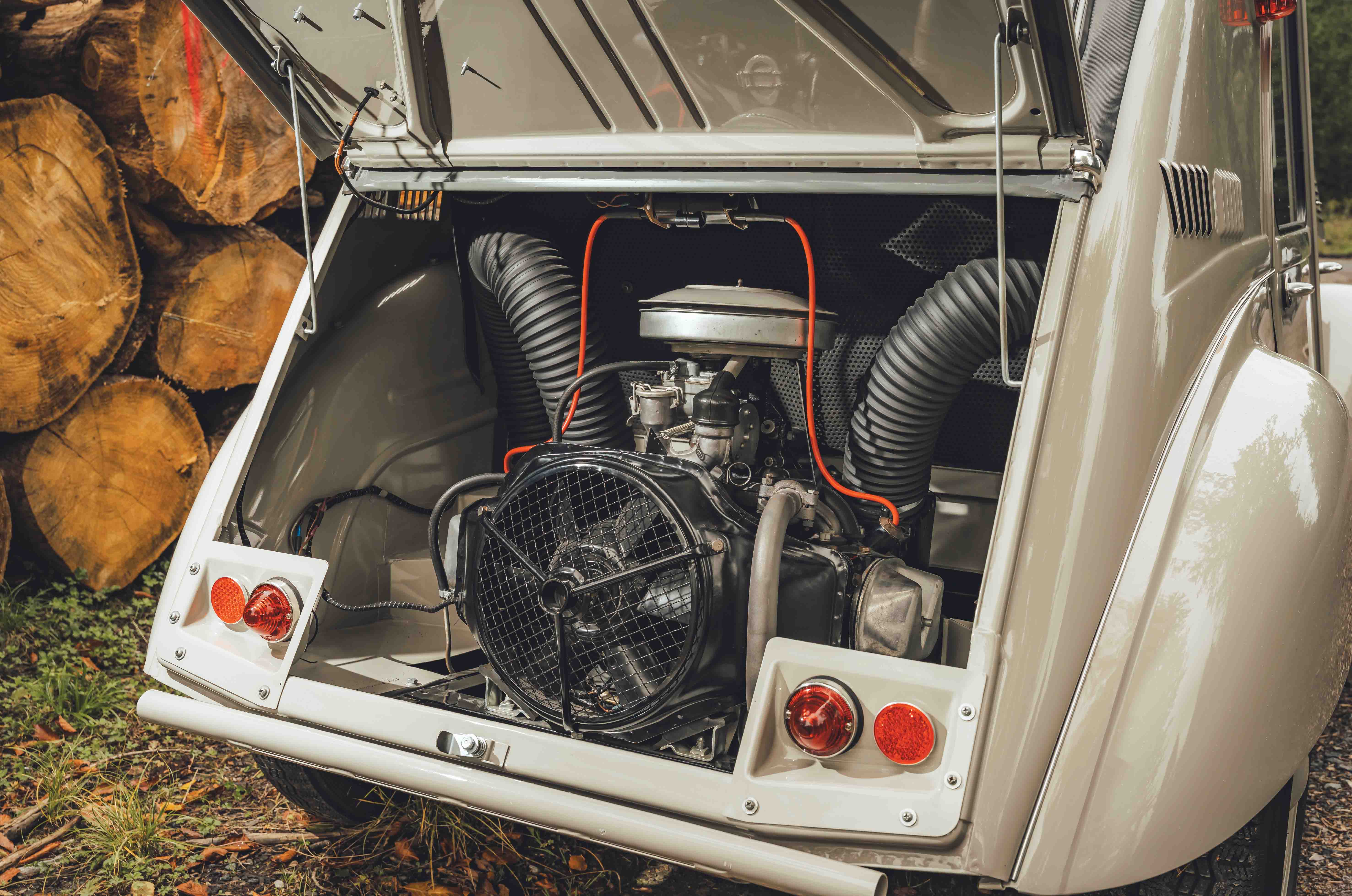 Classic & Sports Car – Citroën 2CV Sahara 4x4: mountain goat