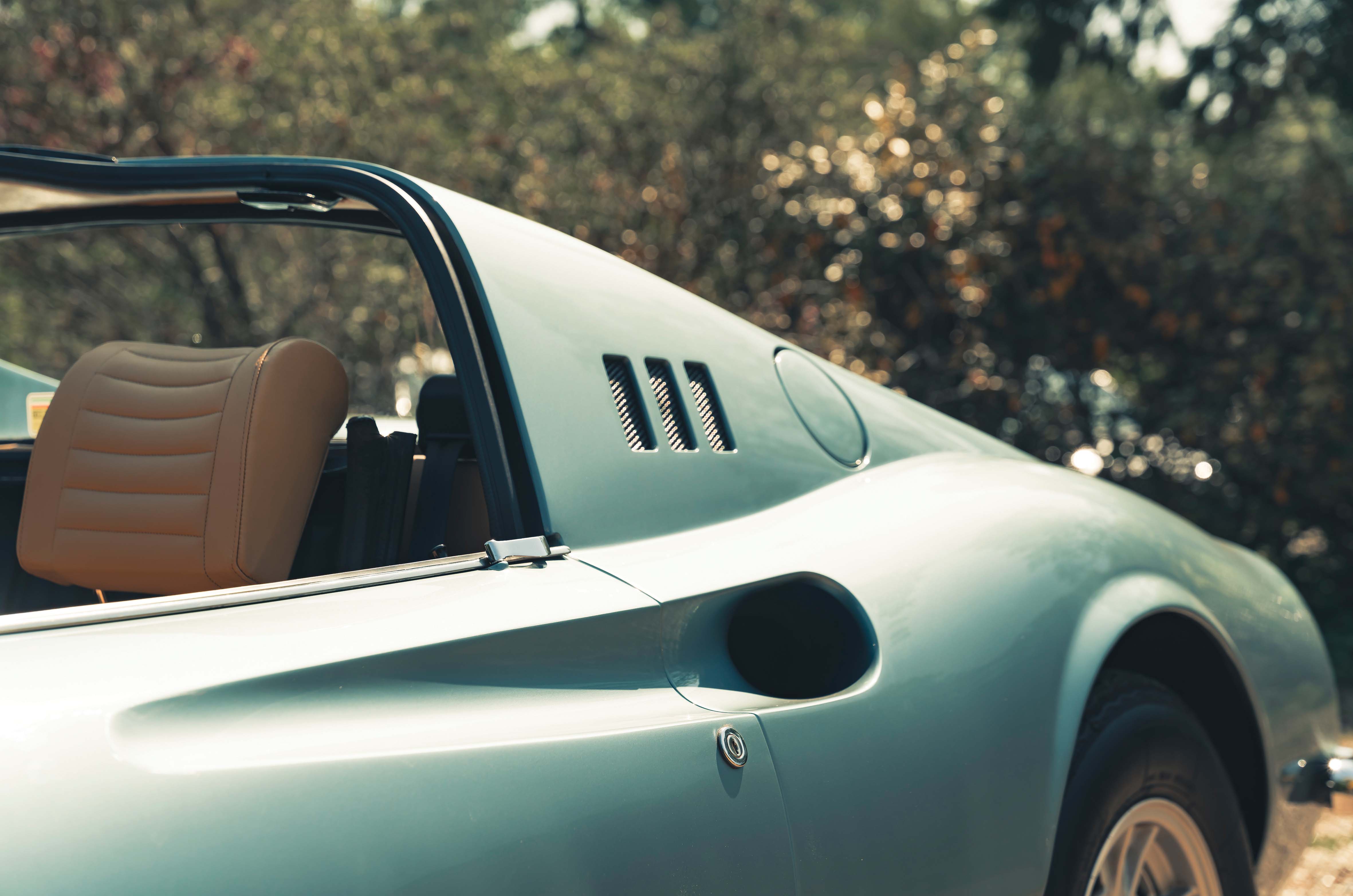 Classic & Sports Car – Dino 246GTS vs Ferrari F355GTS: benchmark babies