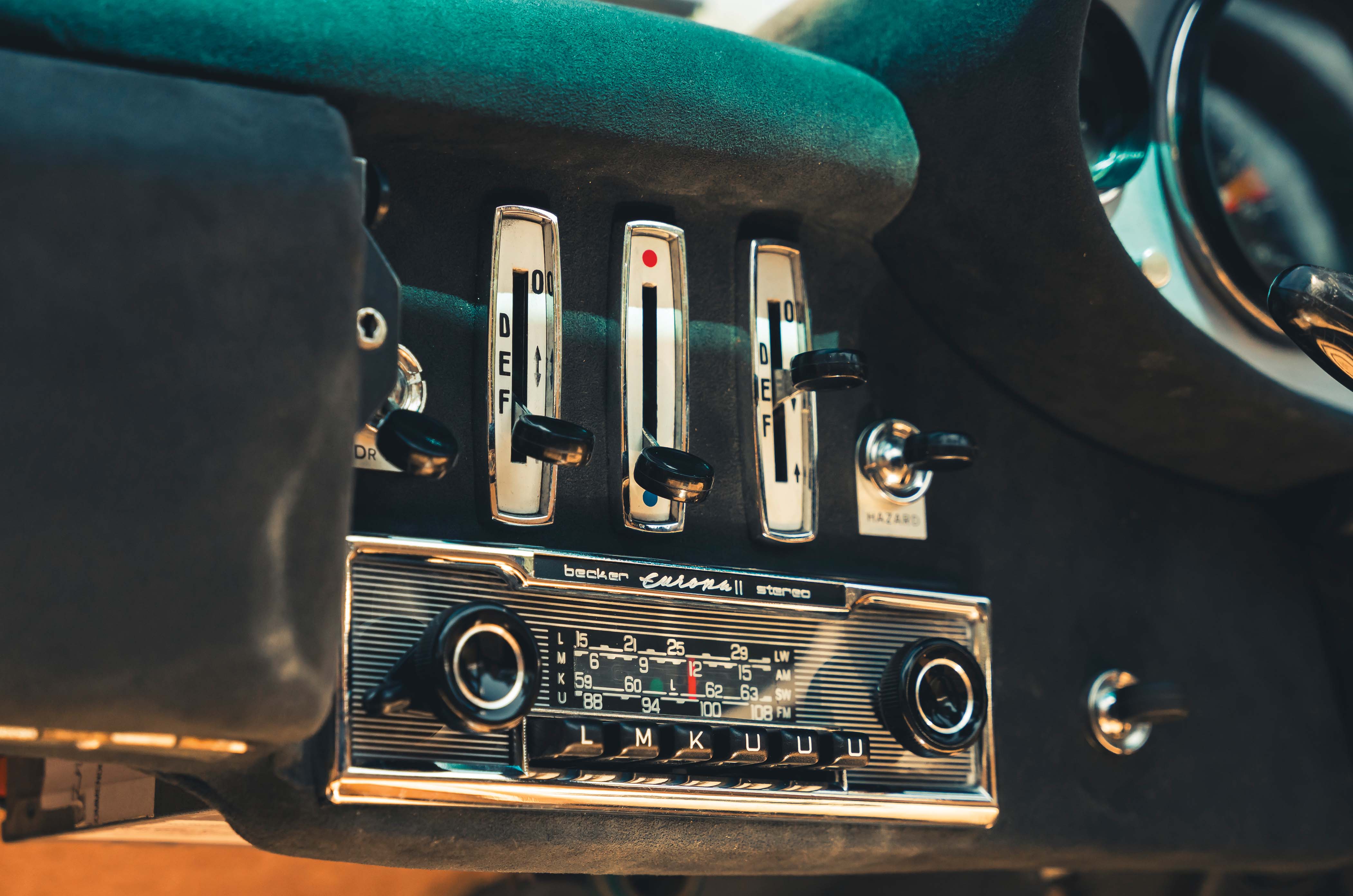 Classic & Sports Car – Dino 246GTS vs Ferrari F355GTS: benchmark babies