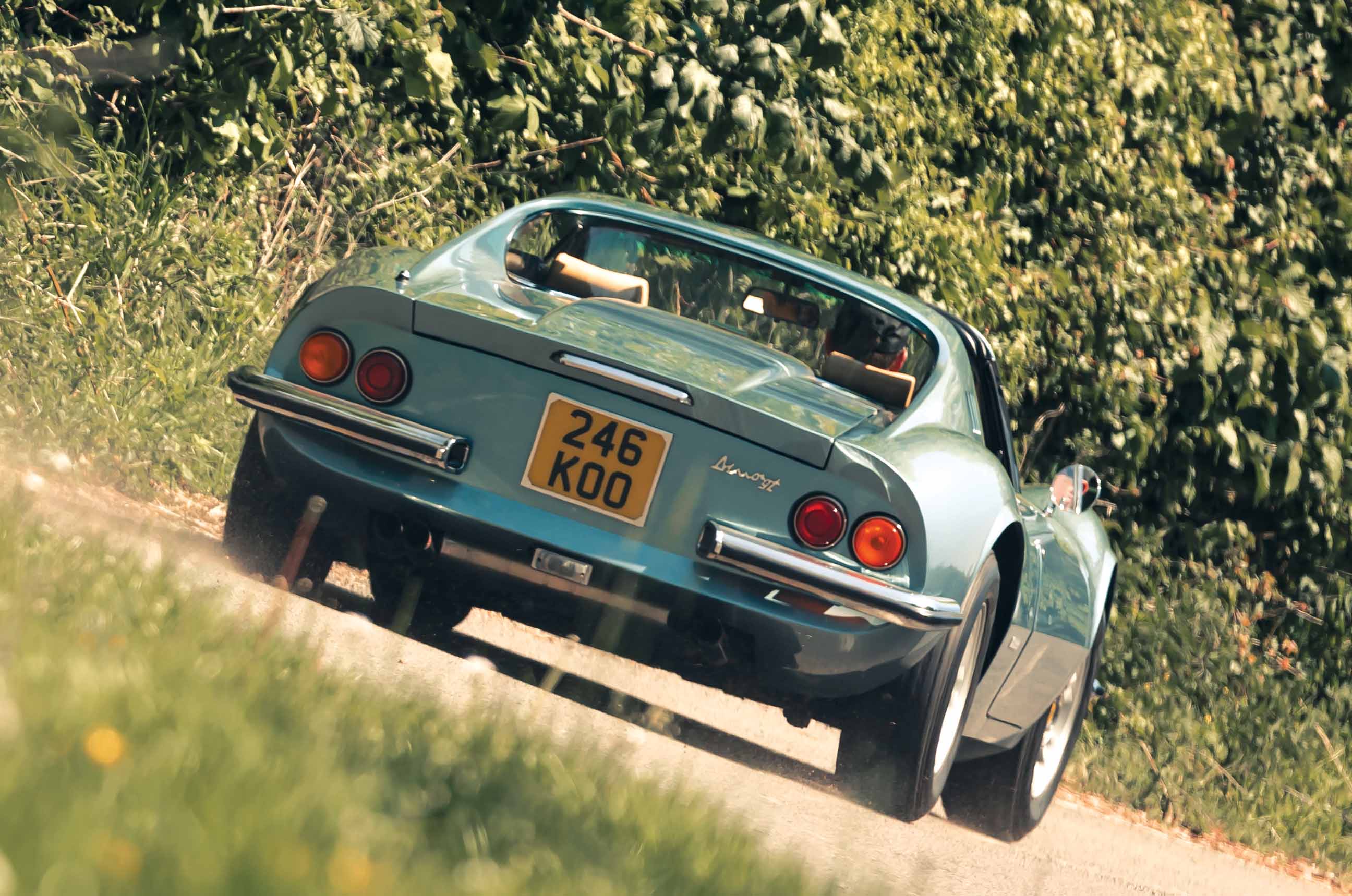 Classic & Sports Car – Dino 246GTS vs Ferrari F355GTS: benchmark babies