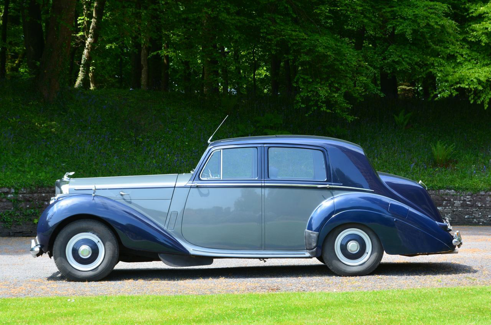brightwells_Bicester_auction_bentley_r-type_radford_countryman.png