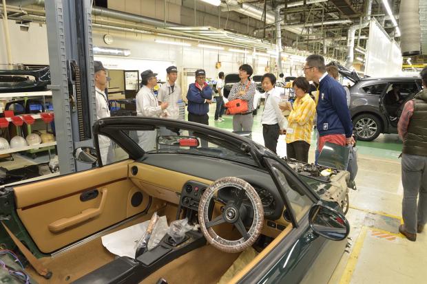  Mazda revela el primer MX-5 restaurado de fábrica |  Clásico