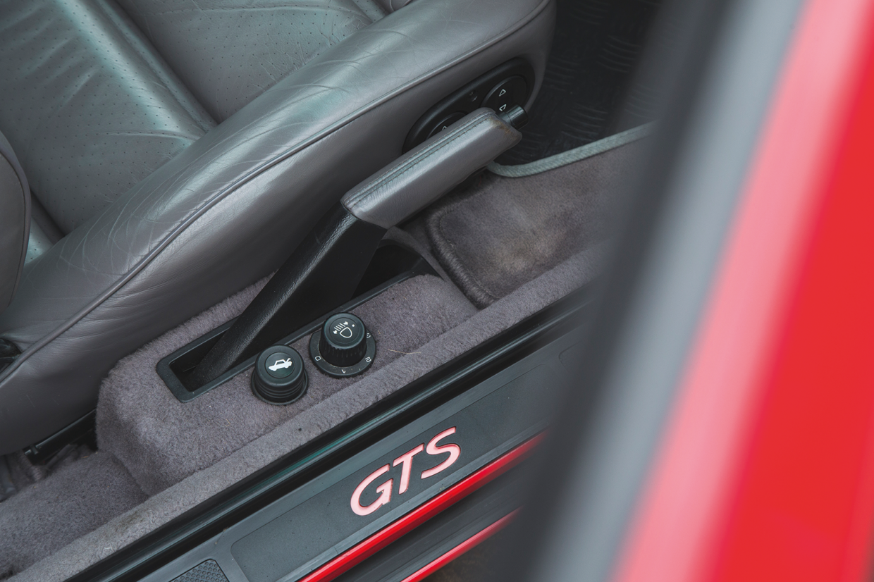 Classic & Sports Car – Porsche dream machines: 911 RS 3.8 vs 928 GTS