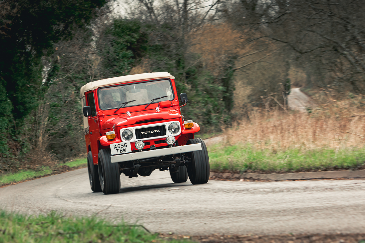 Classic & Sports Car – En vogue off road: Jeep CJ-7 vs Toyota FJ40