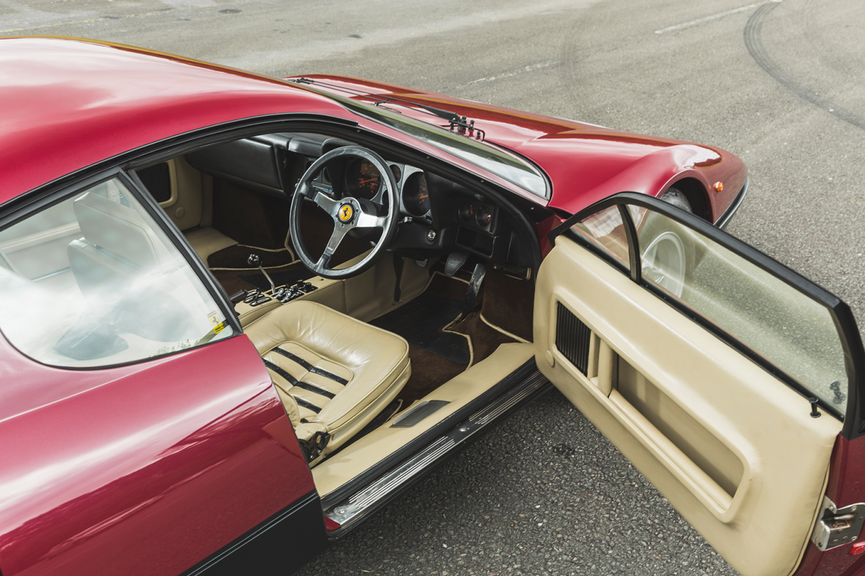 Classic & Sports Car – Supercar legends: Ferrari 365GT4 Berlinetta Boxer fights Maserati Bora for Modena supremacy
