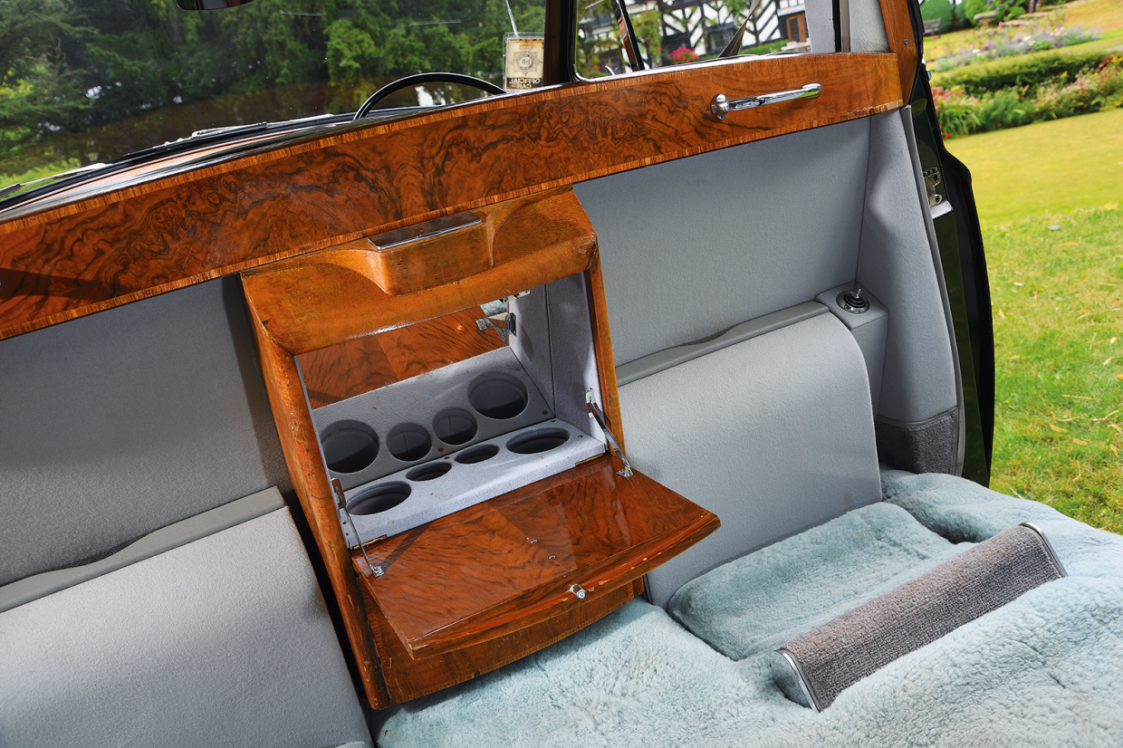Classic & Sports Car – Rolls-Royce Phantom V: star conveyance