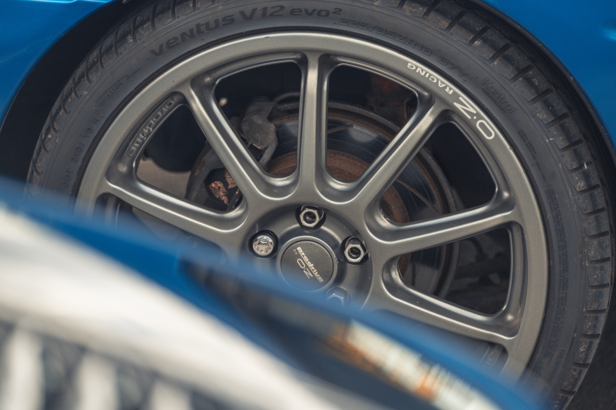 Classic & Sports Car - Black & Blue: Ford Escort RS Cosworth vs Subaru Impreza P1