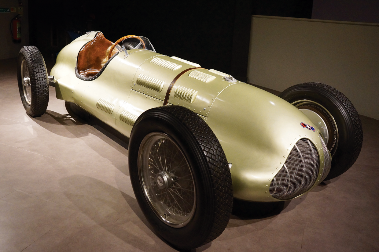 Classic & Sports Car – Classic shrine: Silverstone Interactive Museum