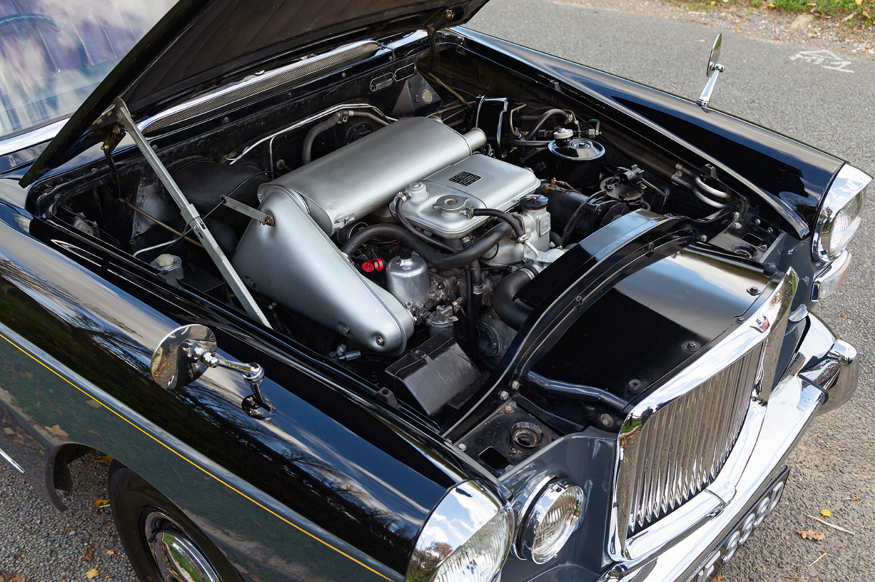 Classic & Sports Car – Jaguar S-type 3.4 vs Vanden Plas 4 litre R: meeting in the middle