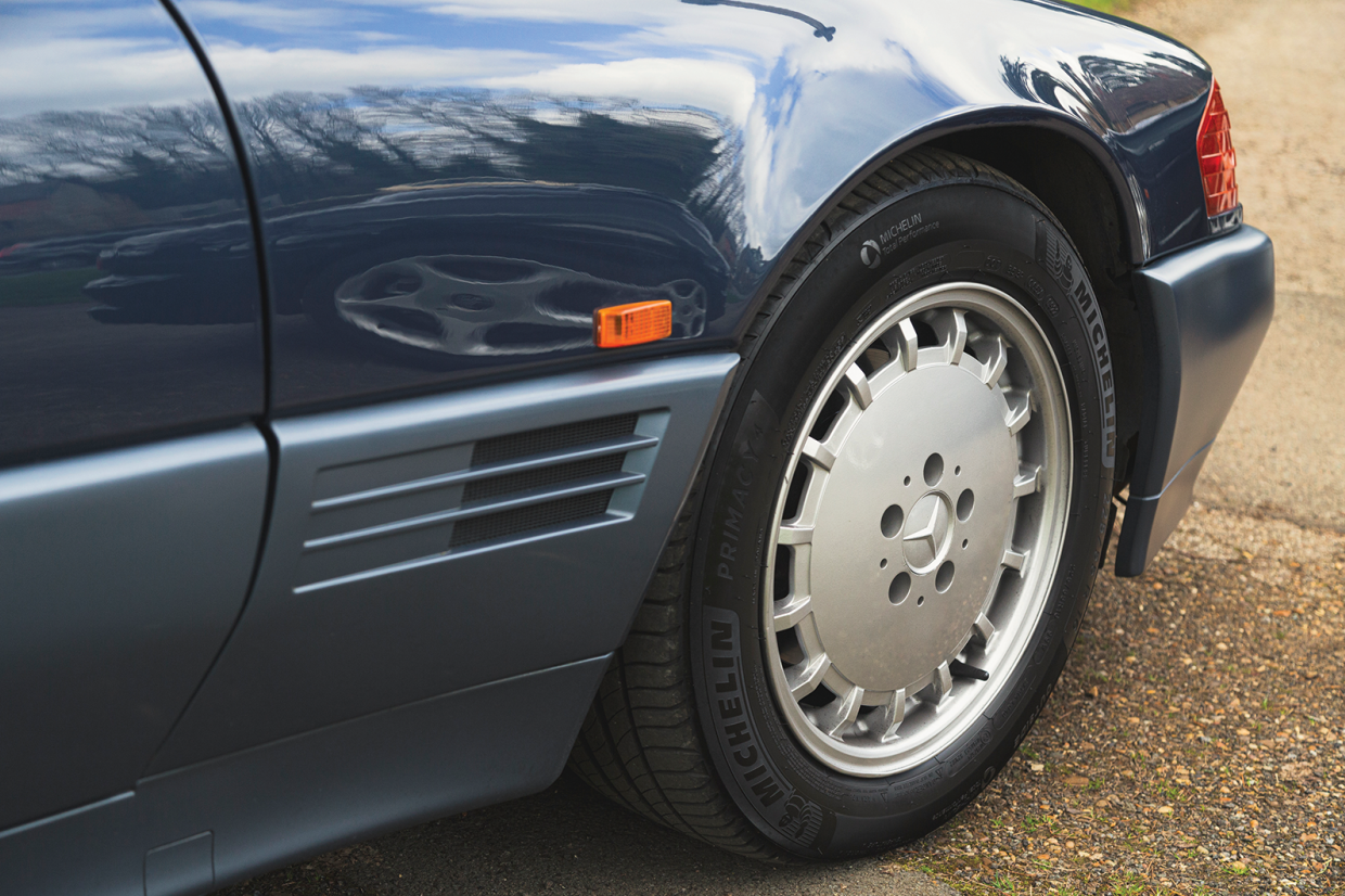 Classic & Sports Car – Mercedes-Benz 500SL vs AC Brooklands Ace: resolved roadsters