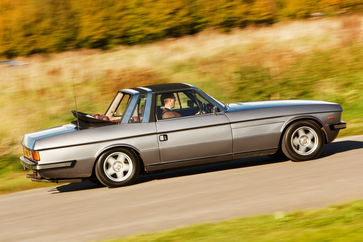 Classic-&-Sports-Car-Aston-Martin-Lagond