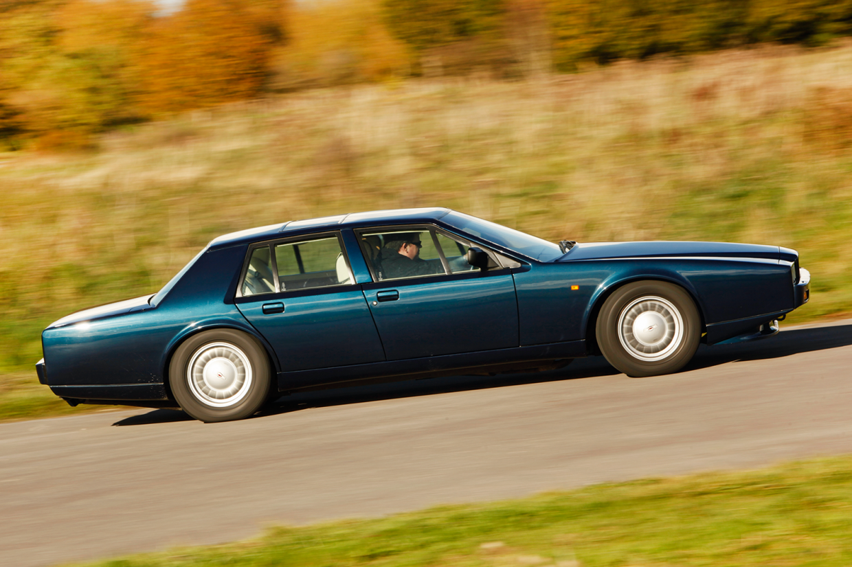 Classic-&-Sports-Car-Aston-Martin-Lagond