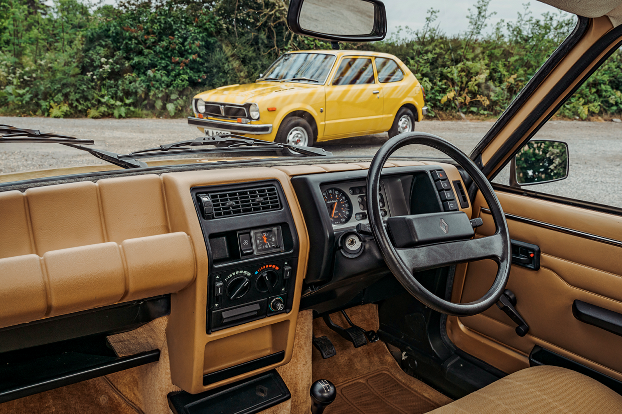 Classic-&-Sports-Car-Renault-5-vs-Honda-