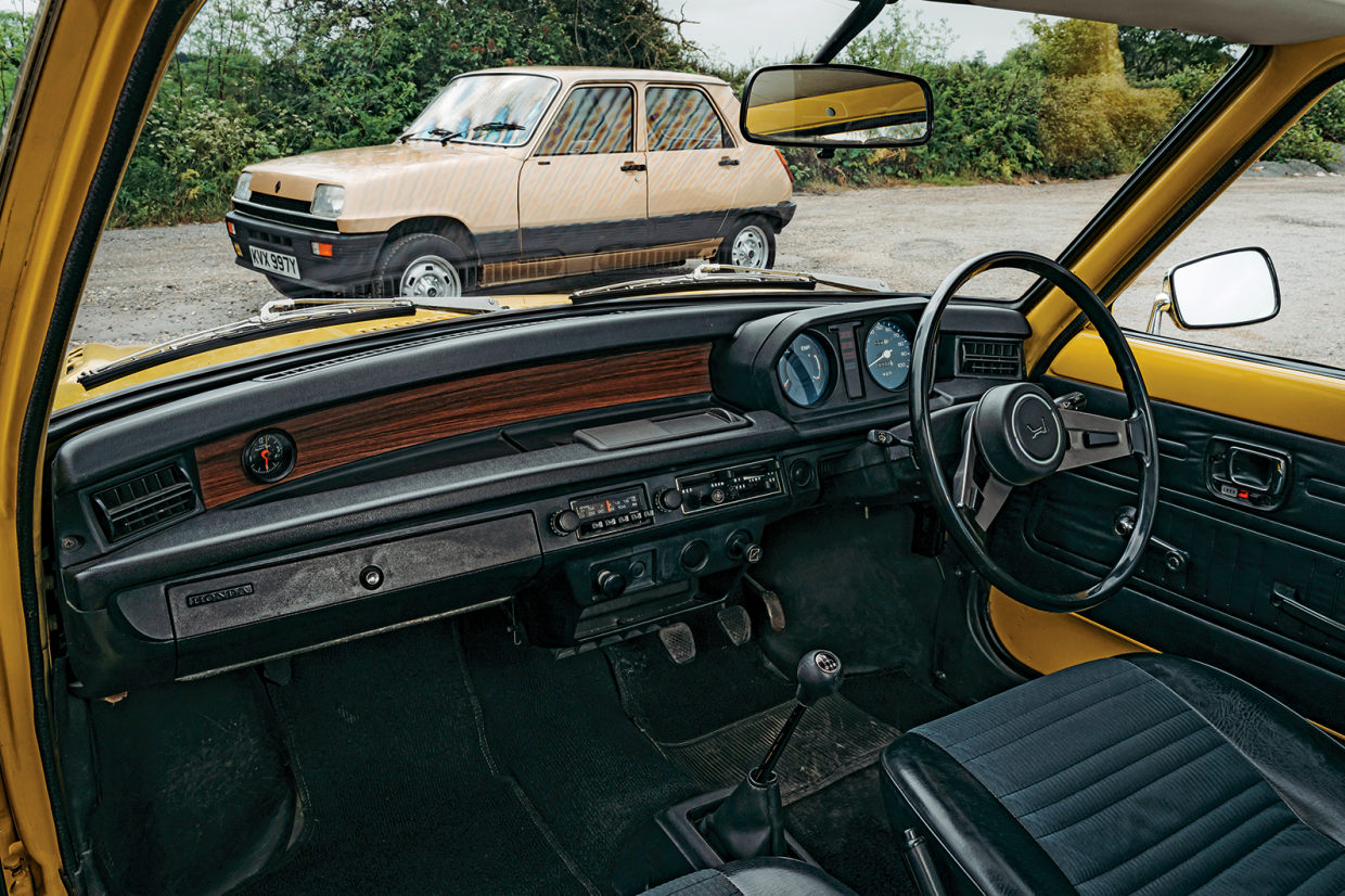Classic-&-Sports-Car-Renault-5-vs-Honda-